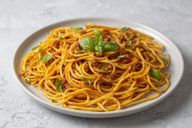 Kıyma soslu makarna, domates, parmesan peyniri ve taze fesleğen.