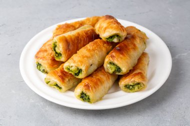 Türk Tepsi Boregi, Yuvarlak Borek, Tepsi hamur işi (Türkçe adı; rulo borek - sigara boregi). Ispanaklı Turta.