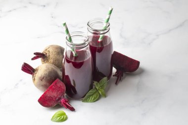 Bir bardak taze pancar suyu ve sebze.