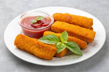 Balık ve patates kızartması. Ekmek kırıntıları ve limon sosuyla servis edilen kızarmış balık kroketlerine yakın olsun.