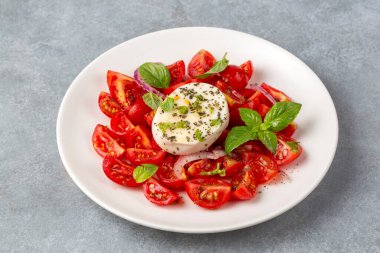 Dilimlenmiş domates, mozzarella, fesleğen, zeytin yağı ile İtalyan Caprese salatası