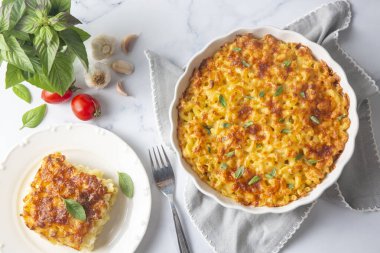 Geleneksel Kuzey Amerika yemeği. Peynirli fırında makarna..