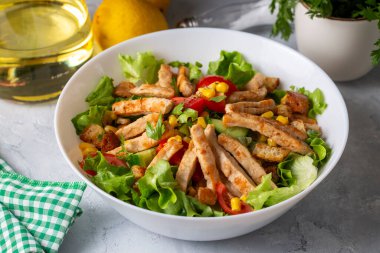 Kızarmış tavuklu Sezar salatası.