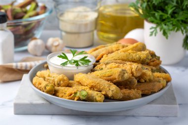 Yoğurt ve yoğurt soslu kızarmış bamya Tempura. Sağlıklı atıştırmalıklar.