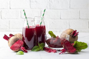 Bir bardak taze pancar suyu ve sebze.