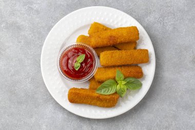 Balık ve patates kızartması. Ekmek kırıntıları ve limon sosuyla servis edilen kızarmış balık kroketlerine yakın olsun.