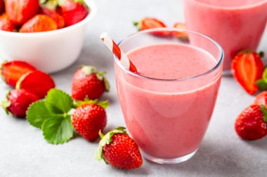 Çilekli içecek ya da milkshake..