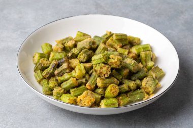 Bitki ve baharatlı ev yapımı kızarmış bamya..