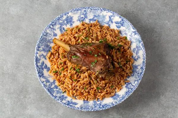 stock image Local Turkish food; Lamb on barley noodle. Turkish name; Ankara Tava or sehriyeli pilav ustu kuzu incik