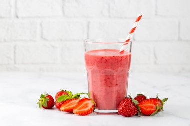 Çilekli içecek ya da milkshake..