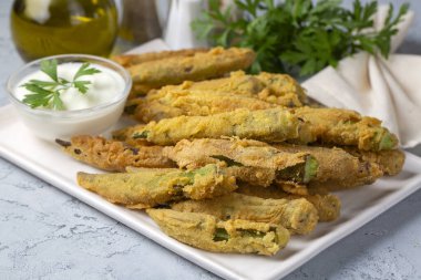 Yoğurt ve yoğurt soslu kızarmış bamya Tempura. Sağlıklı atıştırmalıklar.