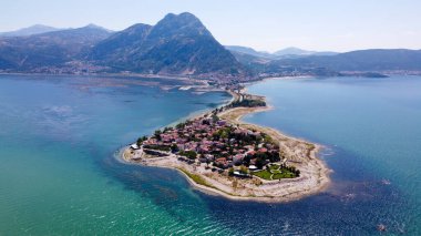 Türkiye 'nin Egirdir Gölü, Isparta ilinde yer almaktadır. Ayrıca günlük ve mevsimsel renk farklılıklarından dolayı 'yedi renkli göl' olarak da bilinir..