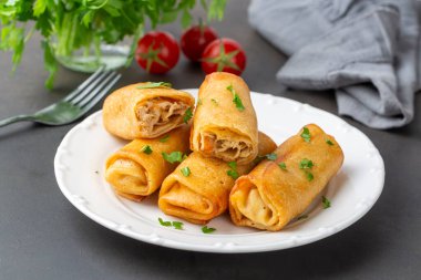 Krepler ya da tabakta tavuk ve mantarla doldurulmuş ince krepler