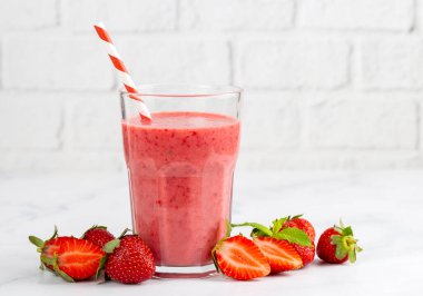 Çilekli içecek ya da milkshake..