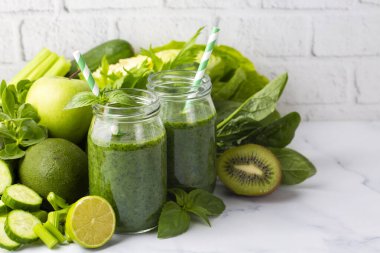 Sağlıklı beslenme ve beslenme, yaşam tarzı, vegan, alkalin, vejetaryen konsepti. Organik malzemeli yeşil meyve püresi, sebze. Ispanak püresi..