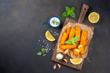 Balık ve patates kızartması. Ekmek kırıntıları ve limon sosuyla servis edilen kızarmış balık kroketlerine yakın olsun.