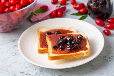 Ev yapımı kızılcık cornel reçeli cam