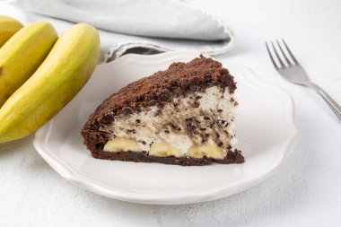Muzlu ev yapımı Alman Köstebeği keki ya da Maulwurfkuchen. Kırıntılı çikolatalı pasta palto, krem şanti. Türkçe adı: Kostebek makarnası