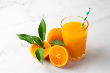 Masada taze sıkılmış portakal suyu ve narenciye.