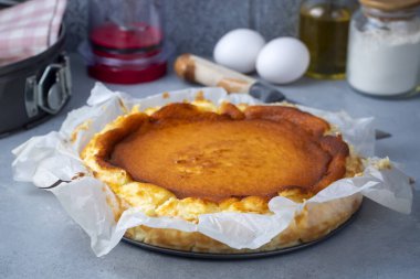 Bask peynirli kek ev yapımı, San Sebastian pastası.