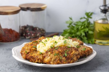 Türk usulü köfteler (Türkçe adı; Kadin Budu Kofte ve patates puresi)