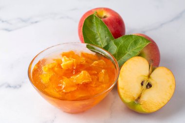 Cam kavanoz lezzetli elma reçeli ve taze meyve. 