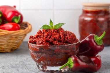 Türk tarzı biber ezmesi (biber salcasi)