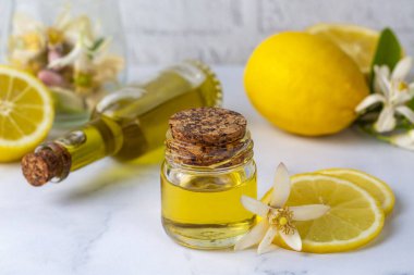 Taze narenciye yağı. Limonlu limon yağı şişesi.