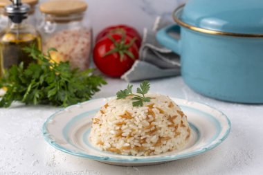 Geleneksel lezzetli Türk yemekleri; Türk usulü pirinç pilavı (Türkçe adı; Arpa sehriyeli pirinc pilavi)