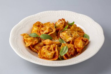 Domates soslu İtalyan tortellini makarnası - İtalyan yemeği tarzı.