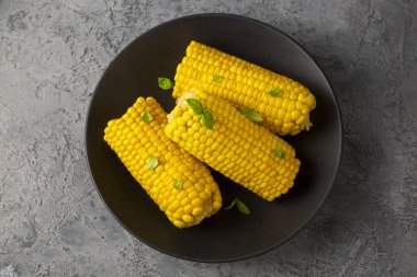 Tatlı haşlanmış mısır, yemek konsepti fotoğrafı.