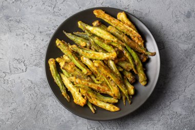 Bitki ve baharatlı ev yapımı kızarmış bamya..