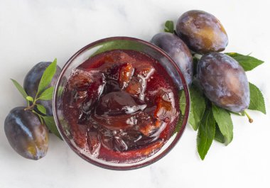 Damson erik reçeli ve taze erik.