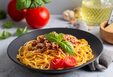 Kıyma soslu makarna, domates, parmesan peyniri ve taze fesleğen.