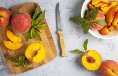 Taze şeftaliler kasede