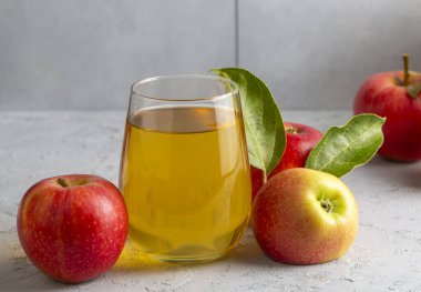 Elmalı elma suyu.