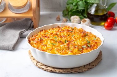 Geleneksel Kuzey Amerika yemeği. Peynirli fırında makarna..