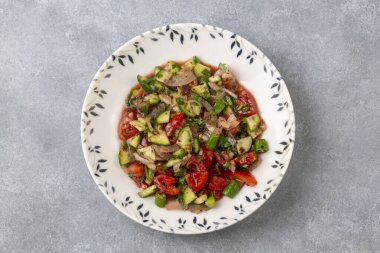 Türk çoban salatası, salatalık, domates, kırmızı soğan, biber, maydanoz (Türk adı; kasik salatası))