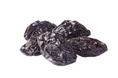 Beyaz arka planda kurutulmuş erik meyvesi..