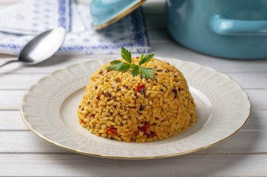 Kinoalı Bulgur pilavı, yemek konsepti fotoğrafı. Türkçe adı; kinoali bulgur pilavi