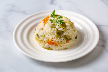 Geleneksel Türk mutfağından pırasalı pirinç - Türkçe isim; pirasali pirinc pilavi