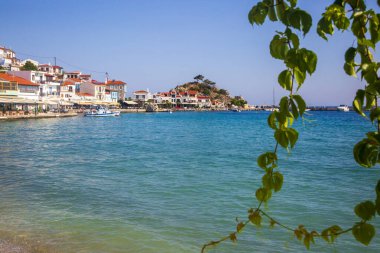 Kokkari Limanı manzarası. 19 Haziran 2023 'te Kokkari, Samos Adası' nın en popüler köyüdür.