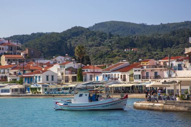 Kokkari Limanı manzarası. 19 Haziran 2023 'te Kokkari, Samos Adası' nın en popüler köyüdür.