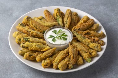 Yoğurt ve yoğurt soslu kızarmış bamya Tempura. Sağlıklı atıştırmalıklar.