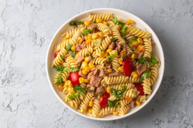 Ton balıklı makarna salatası çok lezzetli.