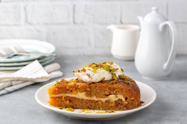 Beyaz arka planda ekmek kadayif. Ortasına krema doldurulmuş ekmek kadayif. Geleneksel Türk mutfağı lezzetleri. Kapat. Yerel adı ekmek kadayifi