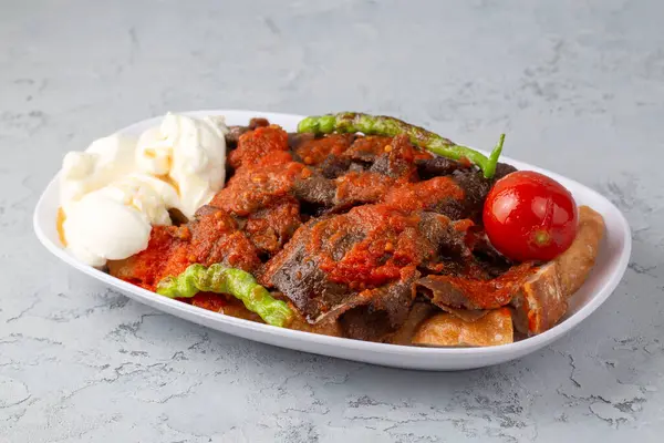 Geleneksel lezzetli Türk yemekleri; Doner kebabı (İskender)