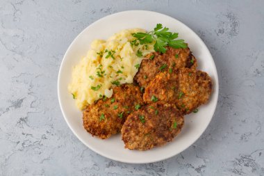 Türk usulü köfteler (Türkçe adı; Kadin Budu Kofte ve patates puresi)