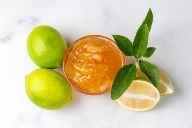 Limon reçeli ve taze limon. Limon reçeli.