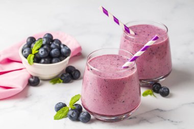 Bir bardak nane ve taze böğürtlenli yabanmersini püresi.